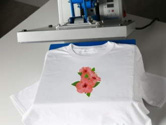 Expresní potisk triček- kdy dává smysl připlatit za rychlost a kdy raději posunout termín